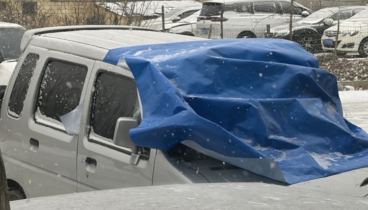 Anwendung von PE-Planen zur Fahrzeugabdeckung bei Schneewetter